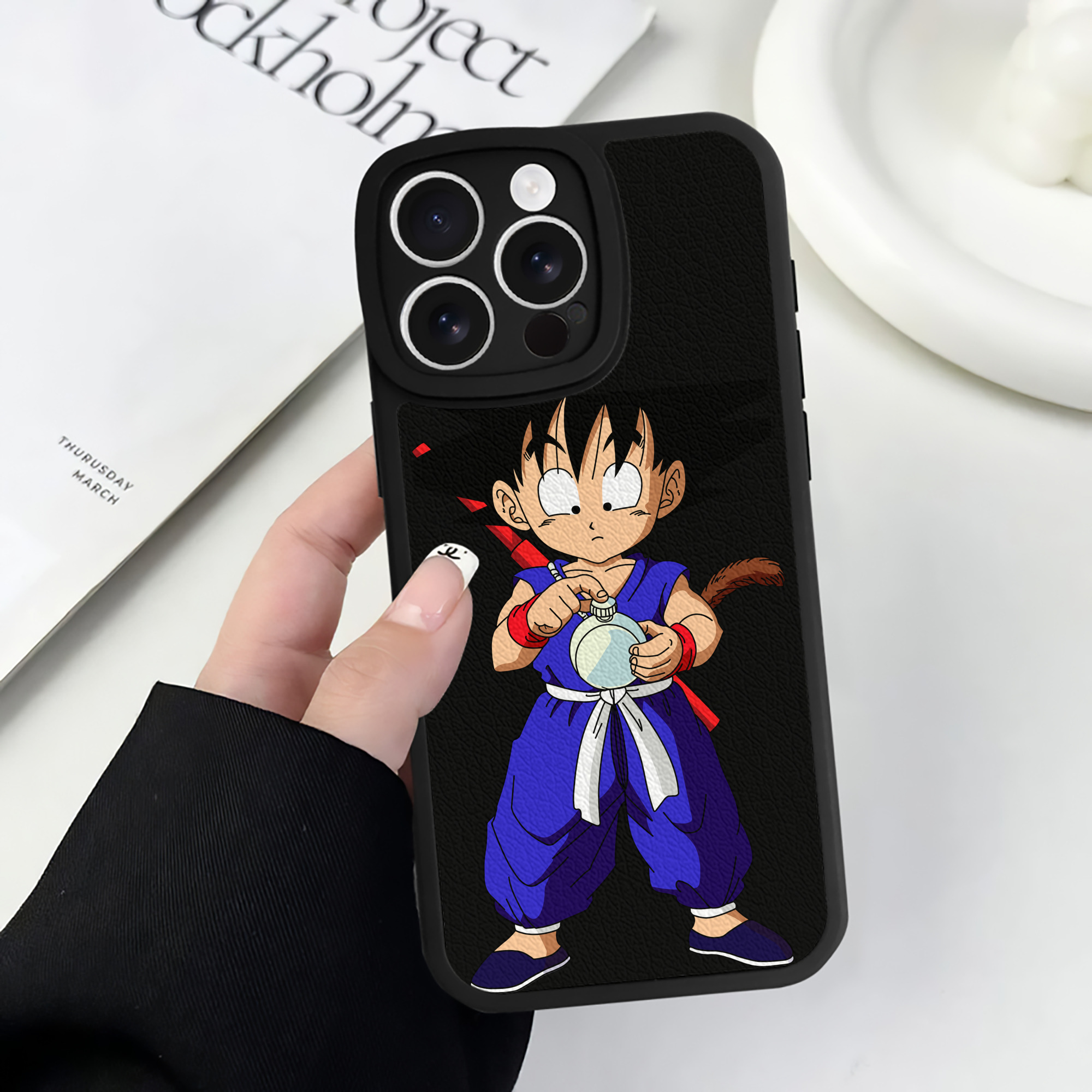 （画像用） ドラゴンボール 孫悟空（そん ごくう）Son Goku カカロット DRAGON BALL Kakarotto 【iPhone 16シリーズ対応】シリコンスマホケース（レザー調） 材質：シリコン